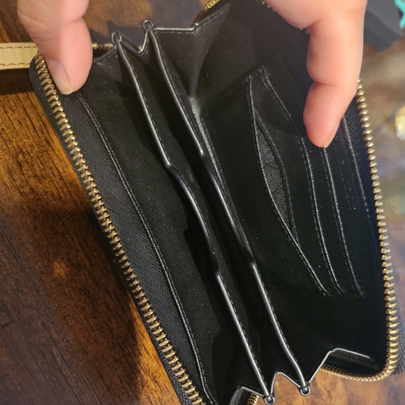 Michael Kors patent leather Wristlet - Picture 4 of 4